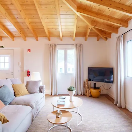 Casa Amarela Do Redondo Seixal (Setubal)