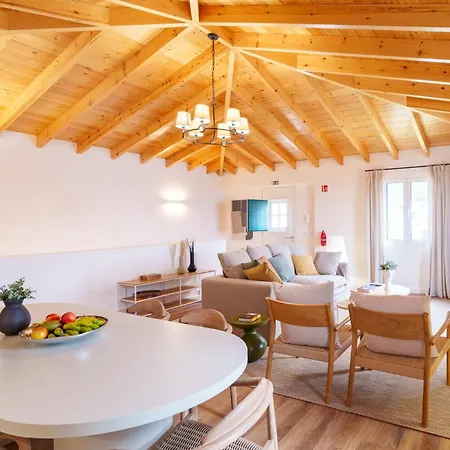 Casa Amarela Do Redondo * Seixal (Setubal)